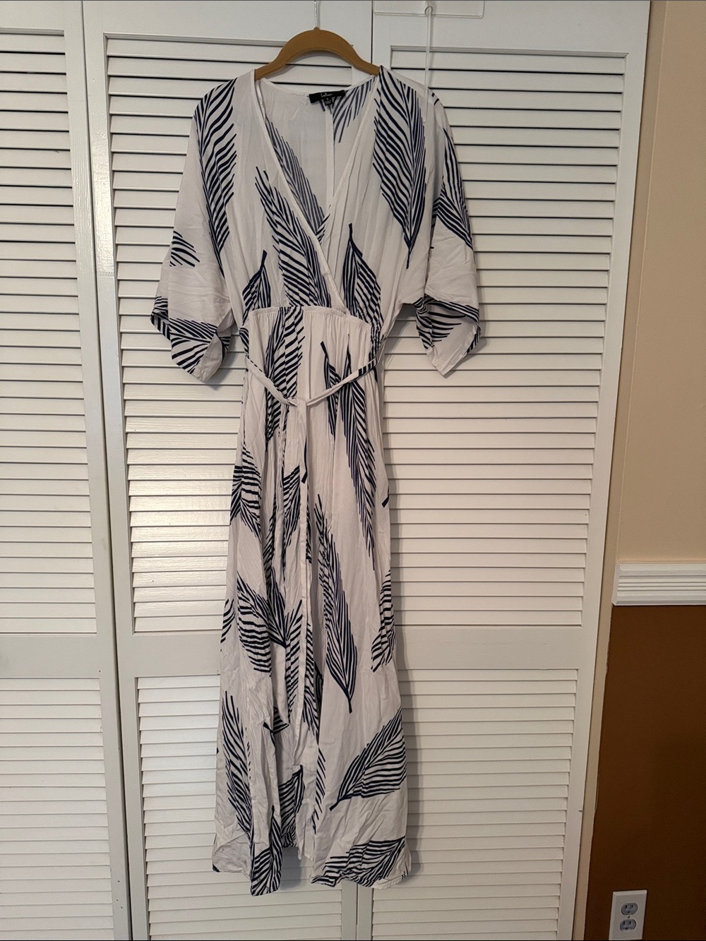 Lulu’s Sign of the Times White and Navy Blue Leaf-Print Maxi Dress